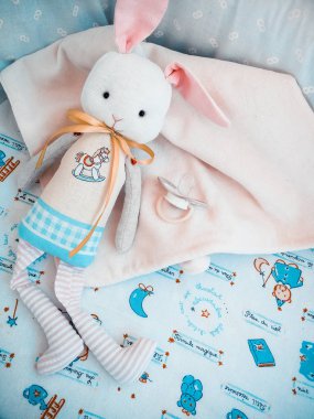 arabasındaki bebek oyuncak tavşan