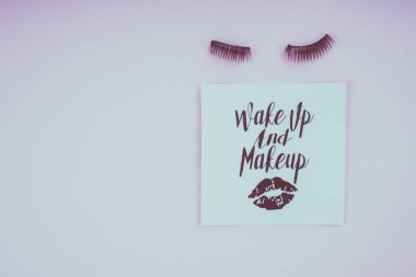 Pembe bir arka plan üzerinde çeşitli makyaj ürünleri