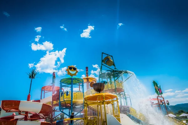 Kinder waterpark. Glijbanen voor kinderen — Stockfoto