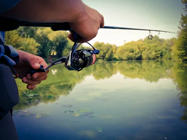 Joven pescando. bokeh, fondo borroso — Foto de Stock