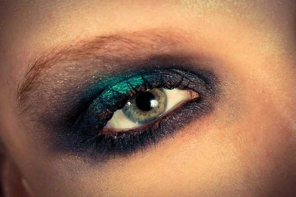 Makeup med grønne skygger - Stock-foto