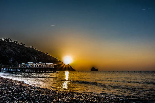Belo nascer do sol em um resort à beira-mar — Fotografia de Stock