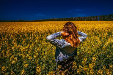 Kolza tohumu alan bir kız
