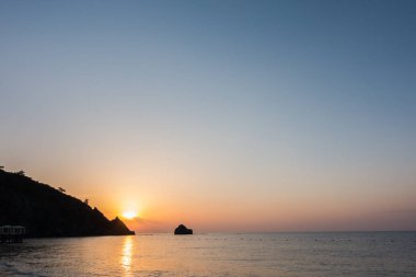 Gündoğumu kumsalda deniz