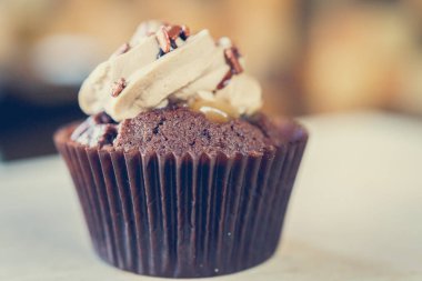 bir tepsi üzerinde pek çok güzel pastalar