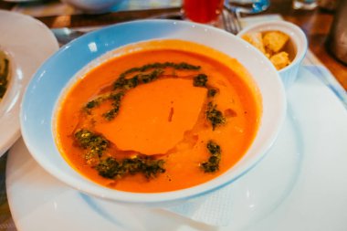 Bir tabak içinde domates çorbası