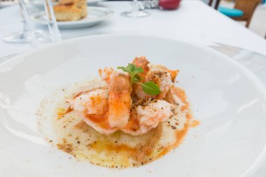 Beyaz bir tabak karides pişmiş