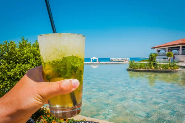 Cocktail di Mojito su un tavolo su uno sfondo di mare — Foto Stock