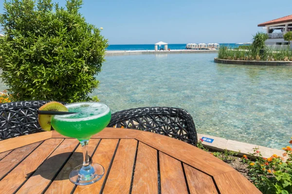 Hermosa terraza con vistas al mar — Foto de Stock