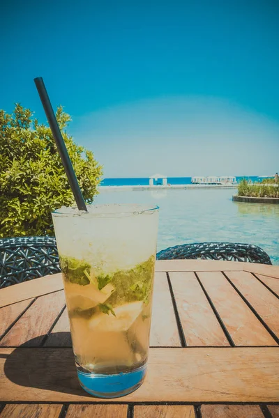 Cocktail di Mojito su un tavolo su uno sfondo di mare — Foto Stock