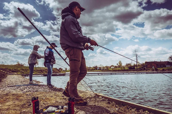 Вінниця Україна Близько 2018 Група Друзів Риболовля Озері — стокове фото