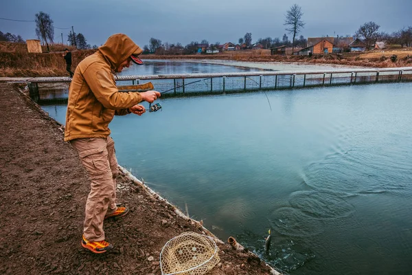 Genç Adam Gölde Balık Tutuyor — Stok fotoğraf
