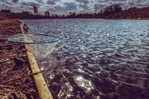 Рыбалка на озере — стоковое фото