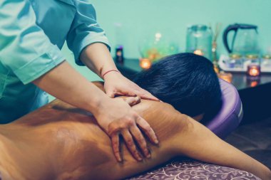 Spa salonunda çikolata masajı