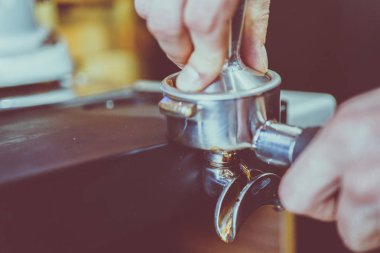 barmen bir kahve makinesi kahve hazırlar