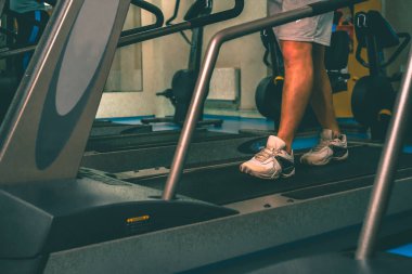Spor salonunda vücut geliştirmeci