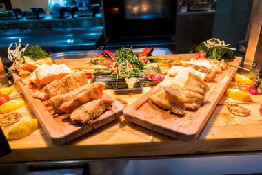 Restoranda açık büfe yemekler