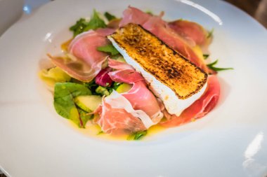 Prosciutto ve camembert peyniri ile salata