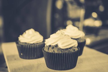 bir tepsi üzerinde pek çok güzel pastalar