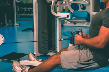 Spor salonunda vücut geliştirmeci