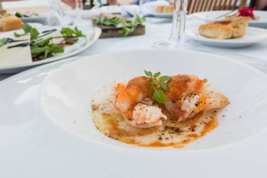 Beyaz bir tabak karides pişmiş