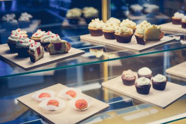 bir tepsi üzerinde pek çok güzel pastalar