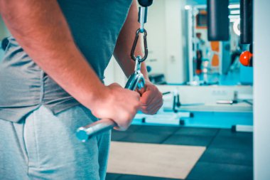 Spor salonunda vücut geliştirmeci