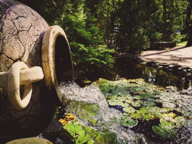 eski bir vazodan şelale