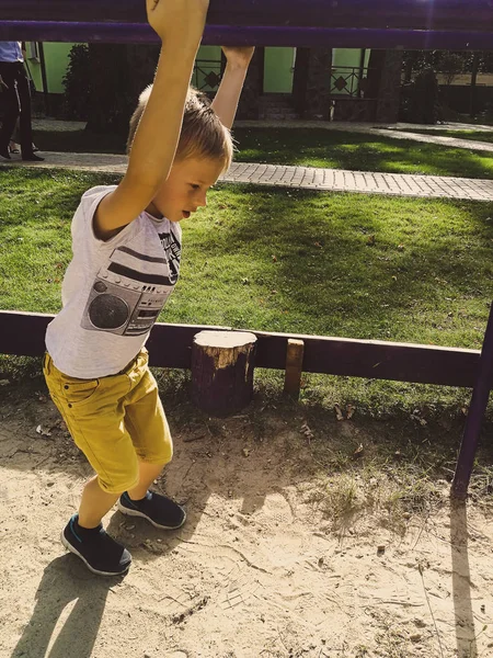 El chico está jugando en el patio de recreo — Foto de Stock