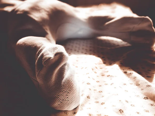 Στα πόδια του μωρού σε ρυθμιστικά — Φωτογραφία Αρχείου