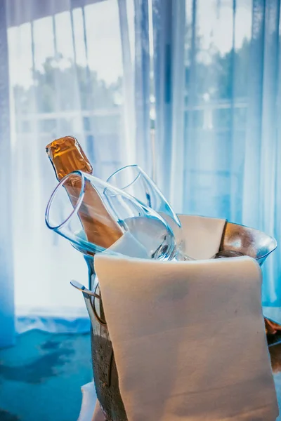 テーブルの上のシャンパンとフルーツのバケツ — ストック写真