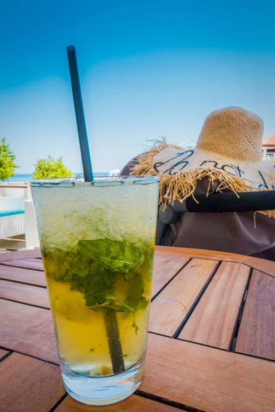 Cocktail al bar sul mare — Foto Stock