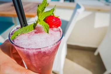 Tesiste kafede güzel kırmızı kokteyl