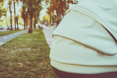 bebek arabası sokakta duruyor