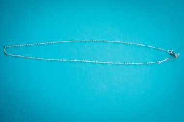 mavi bir arka plan üzerinde gümüş bilezik