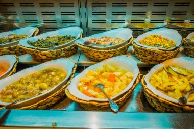 Restoranda açık büfe yemekler