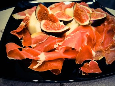 et ve incir bir plaka üzerinde parçalar