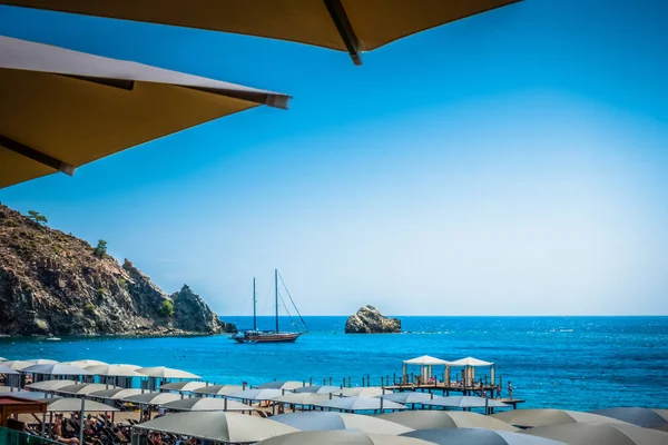 Schöne Terrasse mit Blick auf das Meer — Stockfoto