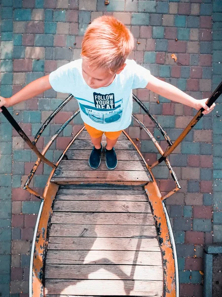 少年はスイングボートに乗っている — ストック写真