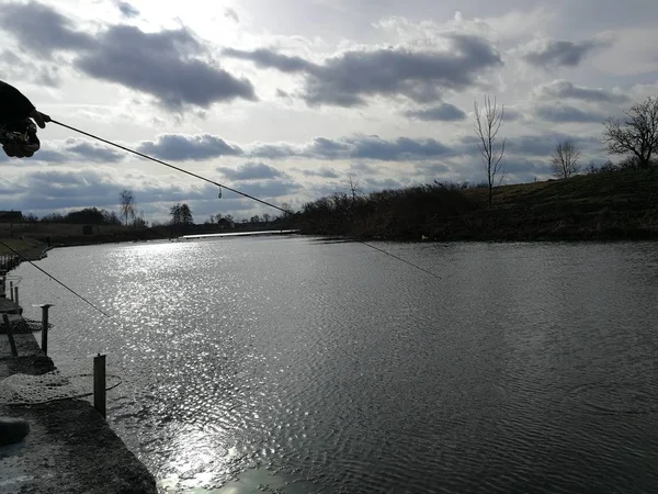 Giovane Uomo Pesca Sul Lago — Foto Stock