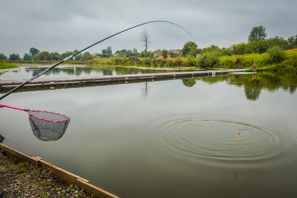 Pesca sullo sfondo del lago — Foto Stock