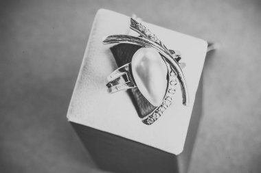 Güzel gümüş yüzük yakın