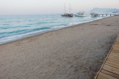 Gündoğumu kumsalda deniz