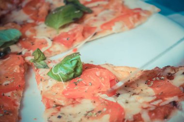 Bir tabakta Pizza margarita