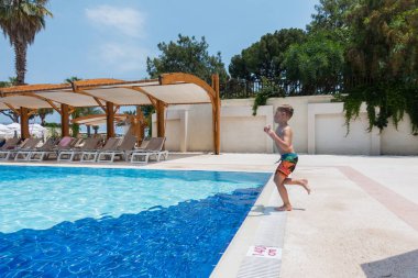 Çocuk havuza atladı.