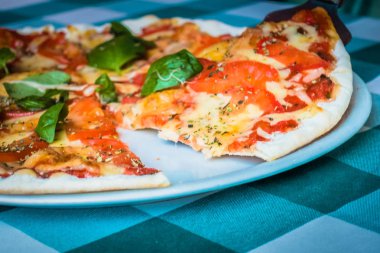 Bir tabakta Pizza margarita