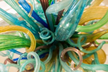 Masanın üzerinde güzel cam bileşimi var.