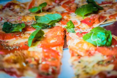 Bir tabakta Pizza margarita