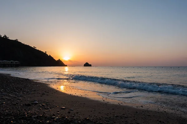 Морской пляж на рассвете — стоковое фото