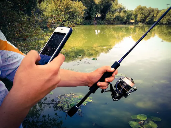 Giovanotto che pesca. bokeh, sfondo sfocato — Foto Stock